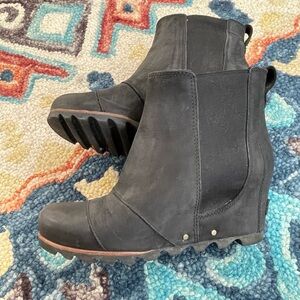 Women’s Sorel black platform boots, size 8